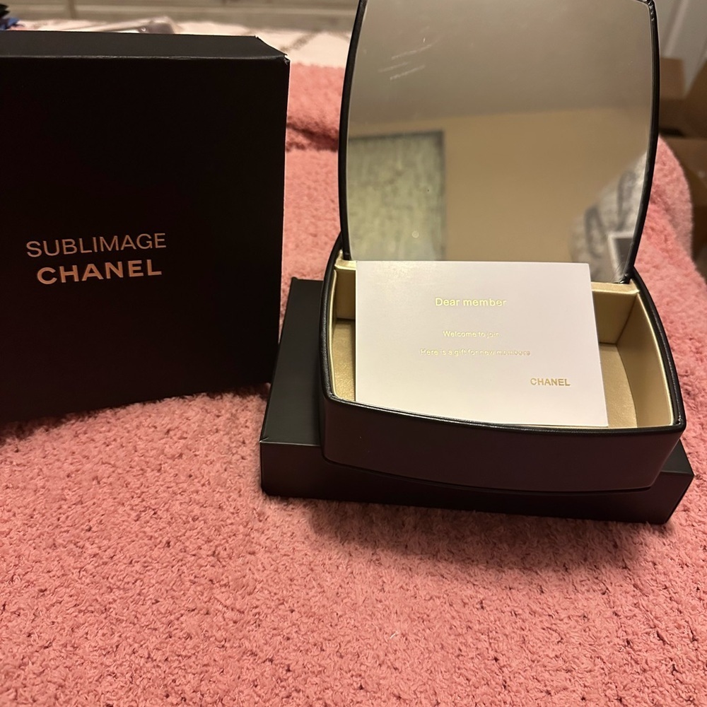 Chanel Sublimage Black and Gold Box Jewelry box/Vanity Mirror. - Picture 2 of 4